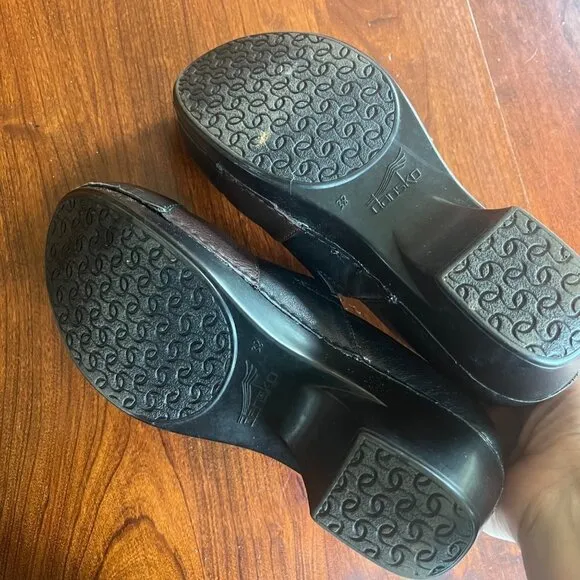 Dansko Two-Toned Leather Clogs- Size 38 (7.5-8)