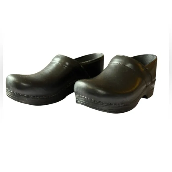 Dansko w size 42 US 11.5 black leather clogs, 3/4” platform, covered heels comfy
