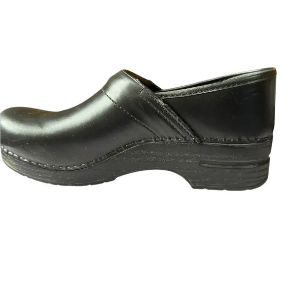 Dansko w size 42 US 11.5 black leather clogs, 3/4” platform, covered heels comfy