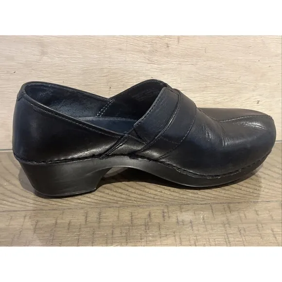 dansko womens Black leather clogs shoes slip on size 40 US 9.5 or 10 Tamara