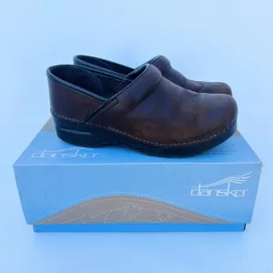 Dansko Women’s Wide Pro Oiled Antique Brown Leather Clogs Shoes 38 Box 8