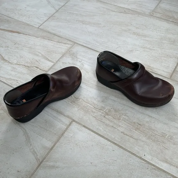 Dansko XP 2.0 brown leather clogs