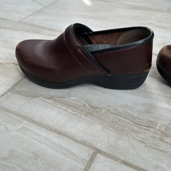Dansko XP 2.0 brown leather clogs