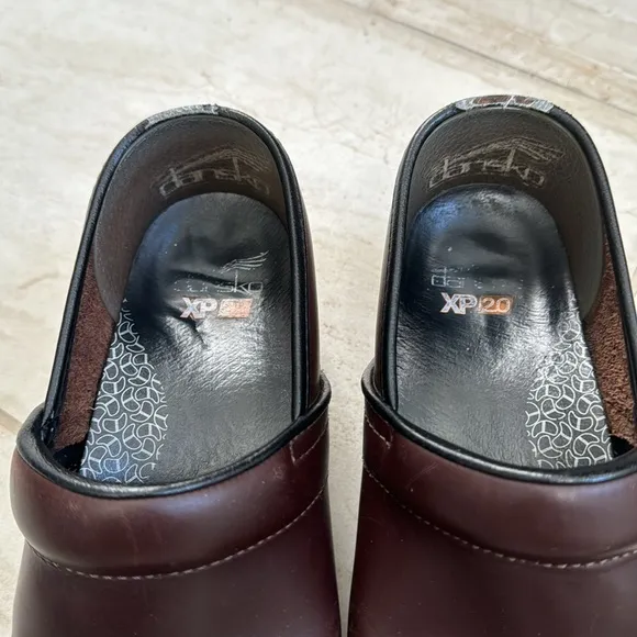 Dansko XP 2.0 brown leather clogs