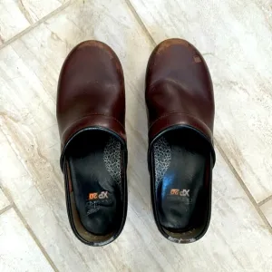Dansko XP 2.0 brown leather clogs