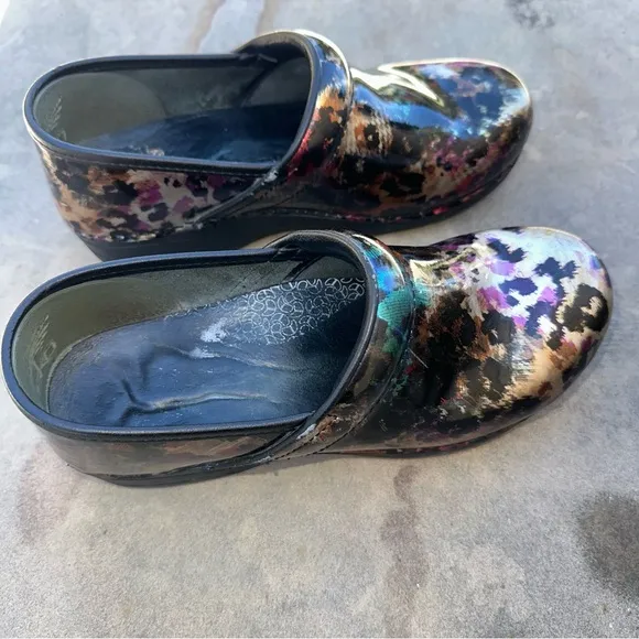 Dansko XP 20 Glossy Patent Leather Multi-Color Animal Print Clogs Sz 39 US 8.5-9