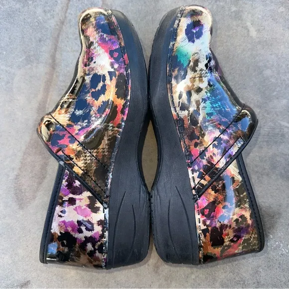 Dansko XP 20 Glossy Patent Leather Multi-Color Animal Print Clogs Sz 39 US 8.5-9