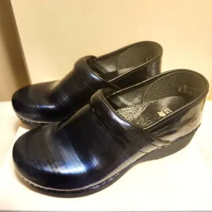 Dansko® XP 2.0 Metallic Blue Patent Leather Closed Back Clogs sz.10/40 Ret. $160
