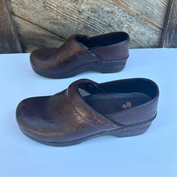 Dansko XP Brown Slip On Shoes Floral Tooled Leather Womens Size EU 39 US 8.5-9
