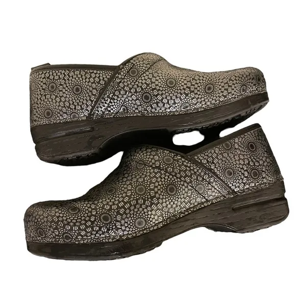 Dansko XP Pro Medallion Black Leather Slip On Clogs Size 42 (U.S. 11.5-12)