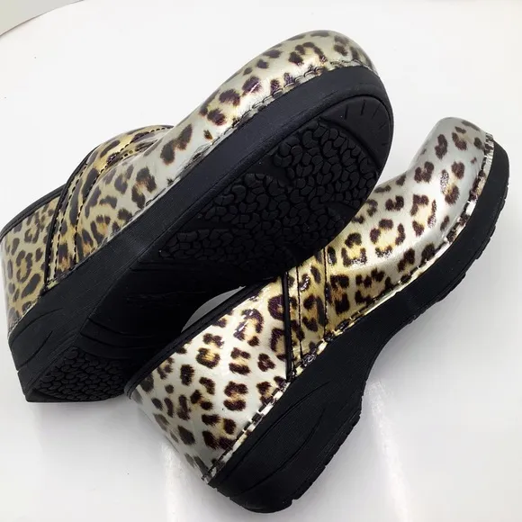 {Dansko}Leopard Patent Leather Clogs