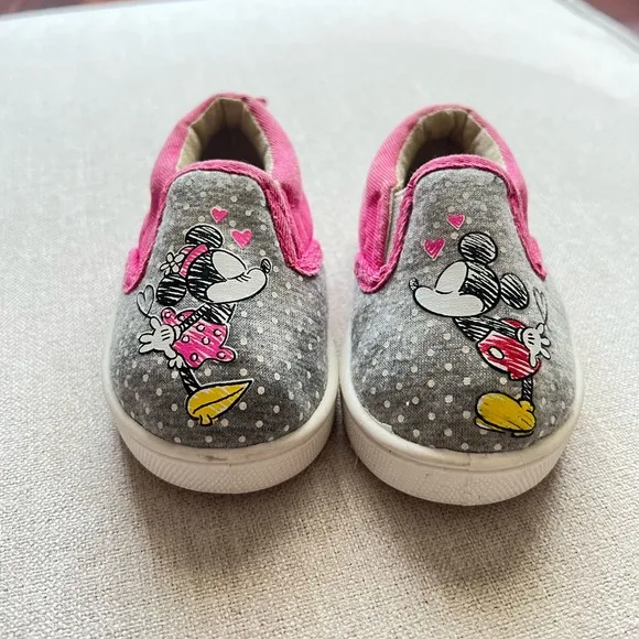 Disney Baby slip on shoe toddler size 2 Minnie &amp; Mickey kiss EUC