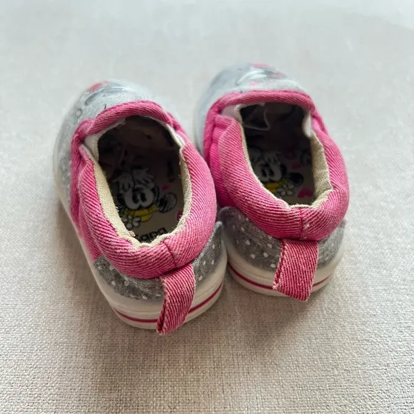 Disney Baby slip on shoe toddler size 2 Minnie &amp; Mickey kiss EUC