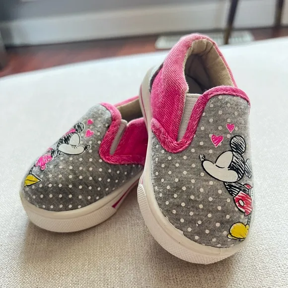 Disney Baby slip on shoe toddler size 2 Minnie &amp; Mickey kiss EUC