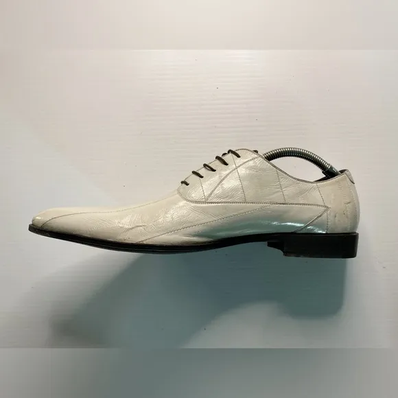 Dolce &amp; Gabbana White Leather Oxfords A small tear on back of shoe. Discounted