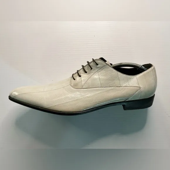 Dolce &amp; Gabbana White Leather Oxfords A small tear on back of shoe. Discounted
