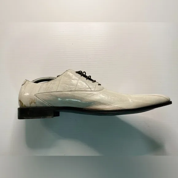 Dolce &amp; Gabbana White Leather Oxfords A small tear on back of shoe. Discounted