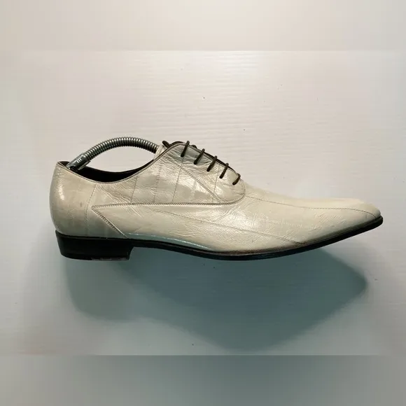 Dolce &amp; Gabbana White Leather Oxfords A small tear on back of shoe. Discounted