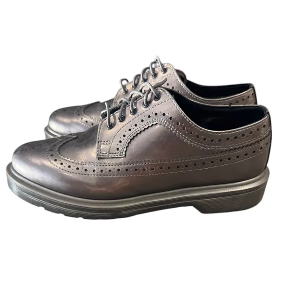 Dr. Martens 3989 Wingtip Spectra Patent Hi Shine in Metallic Luster Pewter Sz 7M