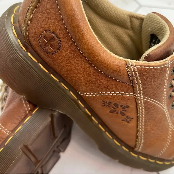Dr. Martens Chunky Vtg 90s Light Brown Leather Daisy Flower 12283 Oxfords Sz 9