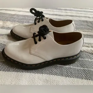 Dr Martens white lace up oxfords shoes. Size 6