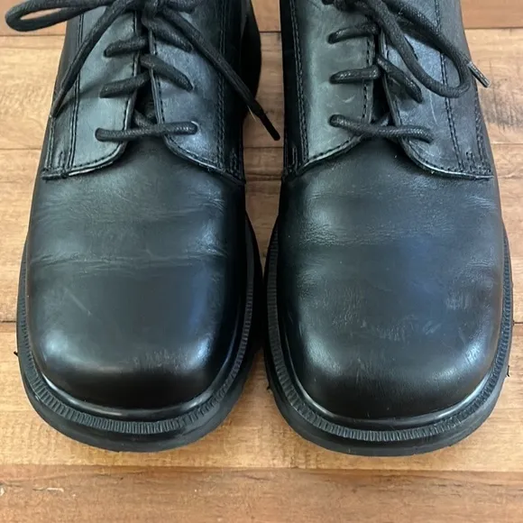 DR. Marten’s Air Cushioned Sole black leather lace up oxfords