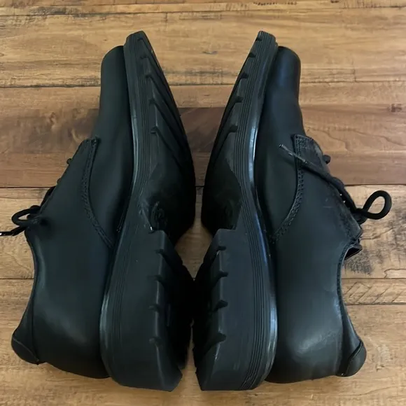 DR. Marten’s Air Cushioned Sole black leather lace up oxfords
