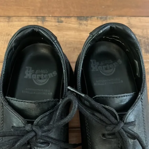 DR. Marten’s Air Cushioned Sole black leather lace up oxfords