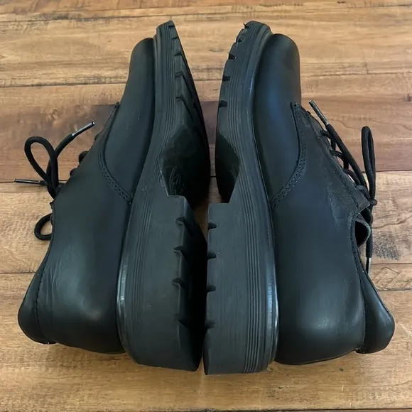 DR. Marten’s Air Cushioned Sole black leather lace up oxfords