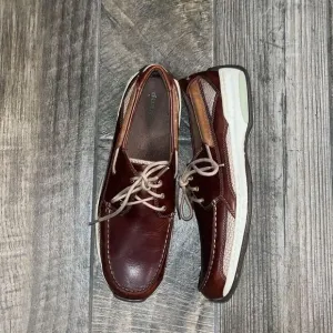 Dunham brown leather two toned Oxfords.