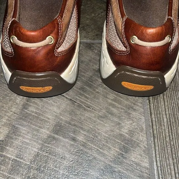 Dunham brown leather two toned Oxfords.