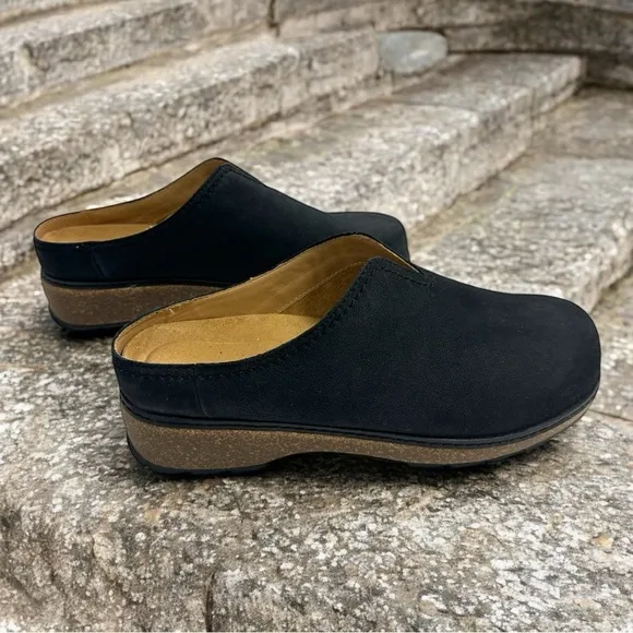 Earth Women’s Kolia Black Leather Mule Clogs 10W