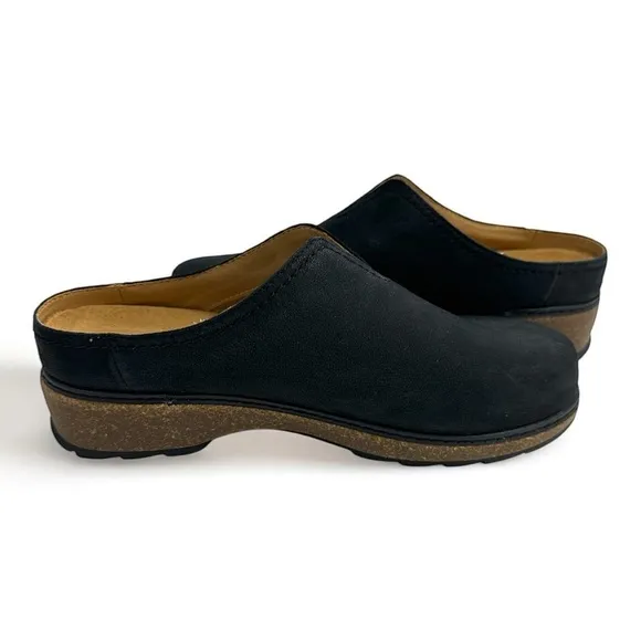 Earth Women’s Kolia Black Leather Mule Clogs 10W