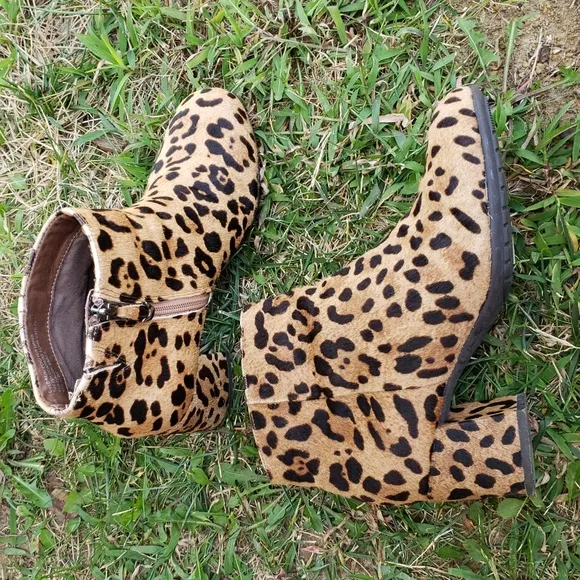 Earthies Apollo Cheetah Ankle Boots Women's Size 7 B Animal Print
