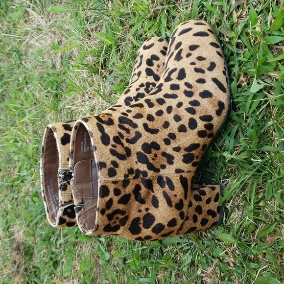 Earthies Apollo Cheetah Ankle Boots Women's Size 7 B Animal Print