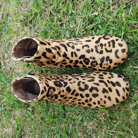 Earthies Apollo Cheetah Ankle Boots Women's Size 7 B Animal Print