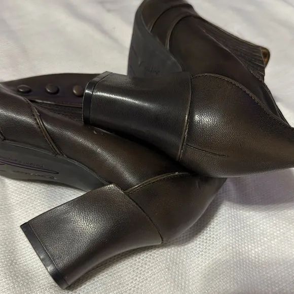 Earthies Walnut Brown Leather Low Ankle Booties 9.5