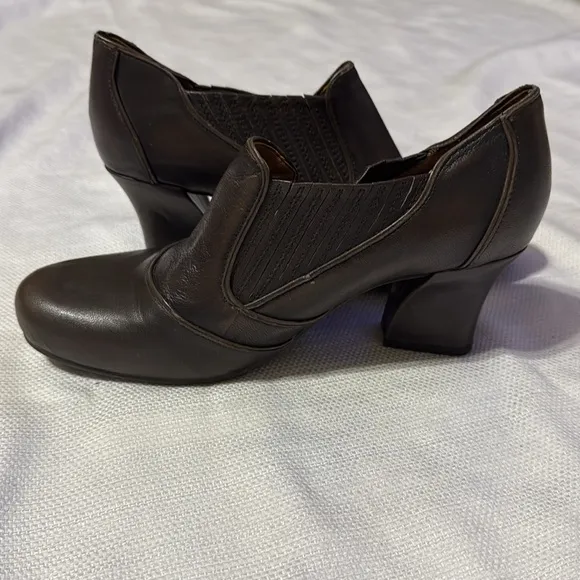 Earthies Walnut Brown Leather Low Ankle Booties 9.5