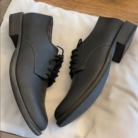 EASTLAND BLACK OILED LEATHER OXFORDS.  NEW