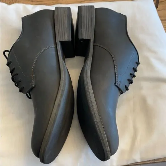 EASTLAND BLACK OILED LEATHER OXFORDS.  NEW