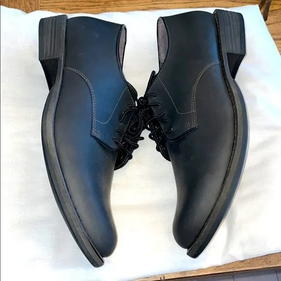EASTLAND BLACK OILED LEATHER OXFORDS.  NEW