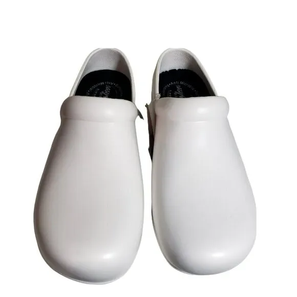 Easy Works Street Womens White Slip On Closed Toe Slip Oil Resistant Clogs Sz 10
