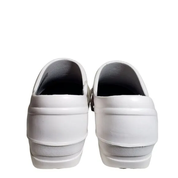 Easy Works Street Womens White Slip On Closed Toe Slip Oil Resistant Clogs Sz 10