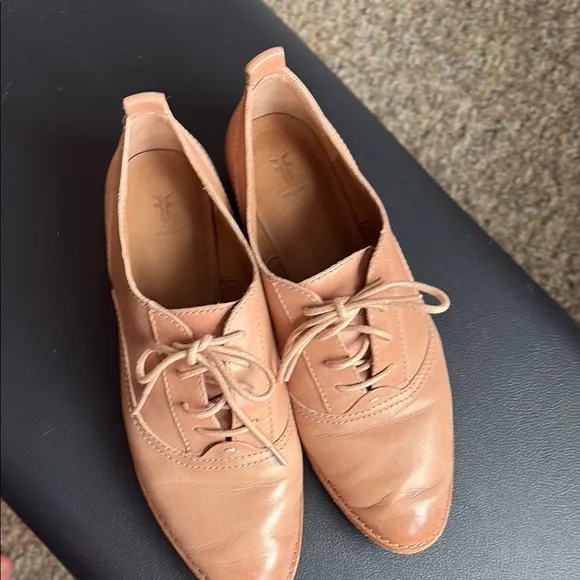 Elegant Blush Tan Frye Lace-Up Oxfords