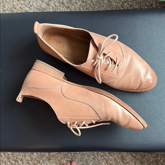 Elegant Blush Tan Frye Lace-Up Oxfords