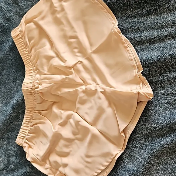 ETTITUDE, NIB, Sateen Shortie in Oat Color