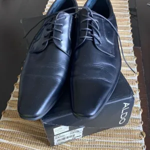 EUC black leather oxfords from Aldo size 11
