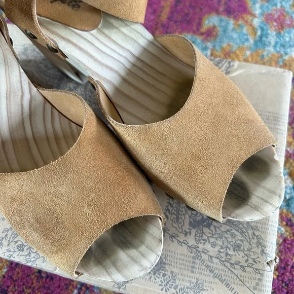 Free People | Women’s tan suede ankle buckle Pasadena Clogs bronze studded, 9.5