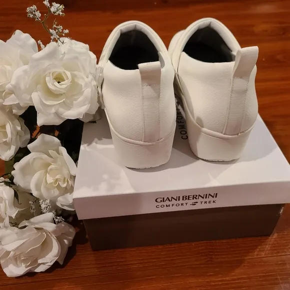 Giani Bernini Cavvell White Clogs Sizes 10 or 11
