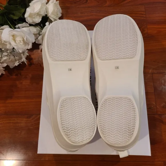 Giani Bernini Cavvell White Clogs Sizes 10 or 11